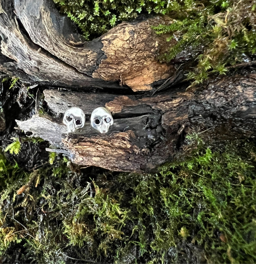 black spinel, silver skull, stud earring